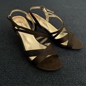 Black Low Heeled Crisscross Strapped Sandals